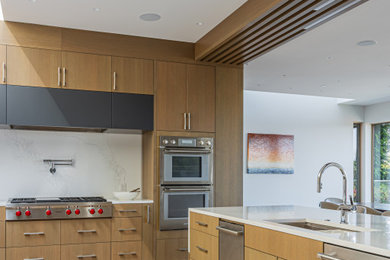 Kitchen - contemporary kitchen idea in Vancouver