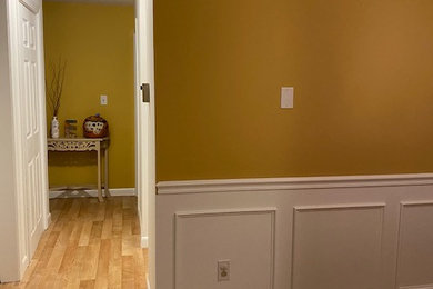 Foto de salón cerrado retro de tamaño medio con paredes grises