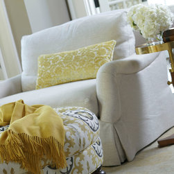 Furniture & Decor - Footstools And Ottomans