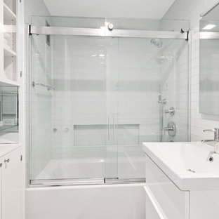 Idee per una piccola stanza da bagno con doccia moderna con ante di vetro, ante bianche, WC monopezzo, piastrelle bianche, pareti bianche, pavimento in marmo e lavabo sospeso