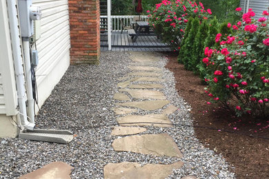 Design ideas for a mid-sized traditional partial sun side yard gravel landscaping in Baltimore for summer.