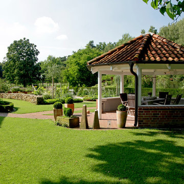 Landhausgarten mit Boulebahn und Pool