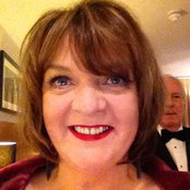 Jayne Knight's photo