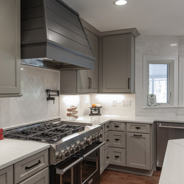 LARGE TWO-TONE KITCHEN