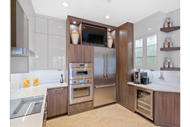 Kitchen - mid-sized modern kitchen idea in Miami
