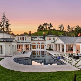 Großer Klassischer Pool hinter dem Haus in individueller Form mit Natursteinplatten in Los Angeles