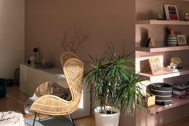 Geräumiges, Offenes Modernes Wohnzimmer mit rosa Wandfarbe und hellem Holzboden in Hannover