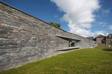Cette image montre une façade de maison rustique.