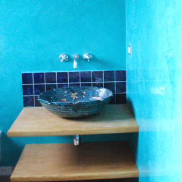 Un interno a colori primari. Il rigore della fantasia