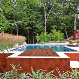 Großer Moderner Pool hinter dem Haus in rechteckiger Form mit Betonplatten in Boston