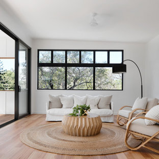 This is an example of a contemporary living room in Brisbane.