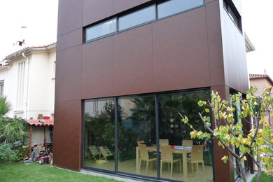 Inspiration pour une façade de maison design.