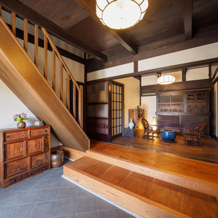 他の地域の和風のおしゃれな玄関ラウンジ (白い壁、グレーの床) の写真