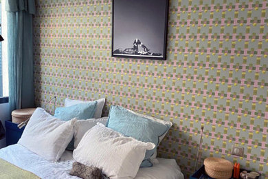 Diseño de dormitorio actual grande con papel pintado
