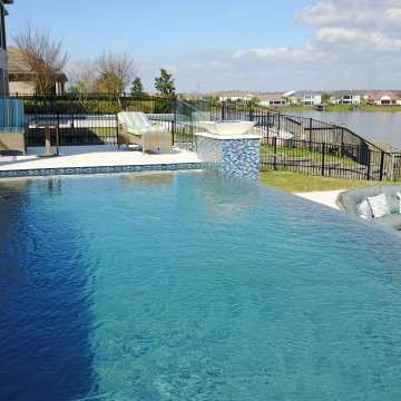 400 - Lakeside Infinity Pool with Spa