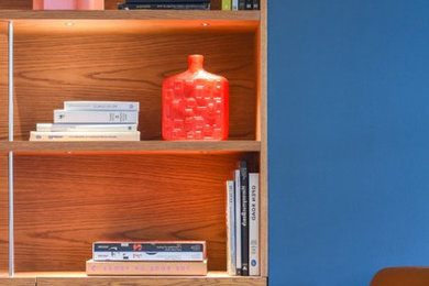 Источник вдохновения для домашнего уюта: открытая гостиная комната среднего размера в стиле шебби-шик с синими стенами