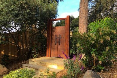 サンタバーバラにあるシャビーシック調のおしゃれな庭 (天然石敷き) の写真