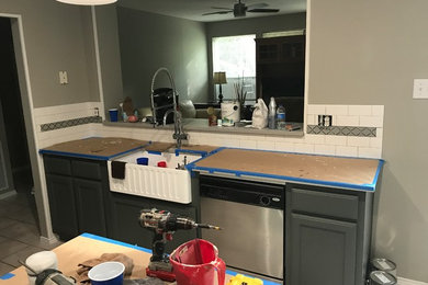 Kitchen - modern kitchen idea in Dallas