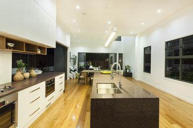 Kitchen - modern kitchen idea in New York