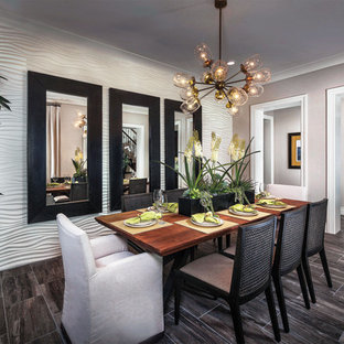 Cette image montre une grande salle à manger design fermée avec un mur gris, un sol en carrelage de porcelaine et aucune cheminée.