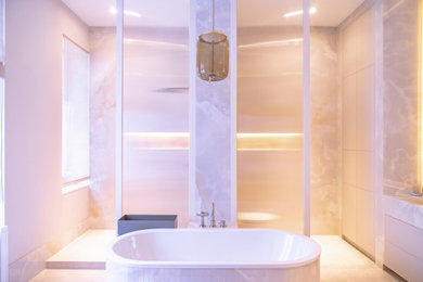 Großes Modernes Badezimmer En Suite mit freistehender Badewanne, offener Dusche, rosa Fliesen, Marmorfliesen und offener Dusche in Berlin