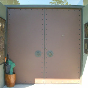 Exemple d'une porte d'entrée éclectique avec une porte double et une porte métallisée.