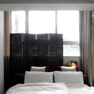 Foto di una camera matrimoniale etnica di medie dimensioni con pareti bianche, pavimento in vinile e pavimento marrone