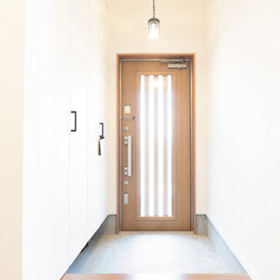 Modelo de hall papel pintado y papel pintado, contemporáneo, pequeño, papel pintado, con paredes blancas, suelo de madera en tonos medios, puerta simple, puerta de madera en tonos medios, suelo marrón, papel pintado y papel pintado