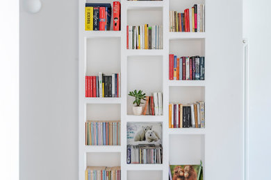 Immagine di un ingresso design di medie dimensioni con pareti bianche, pavimento in gres porcellanato, una porta a due ante, una porta bianca, pavimento beige e soffitto ribassato