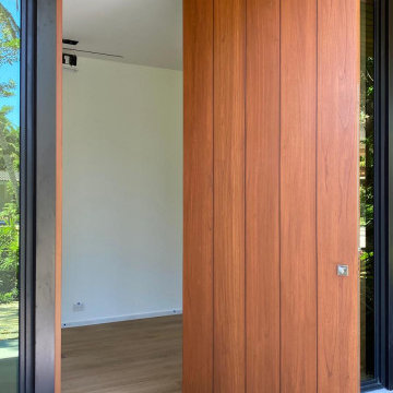Principal pivot door of Mocca