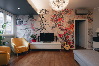 Esempio di un grande soggiorno minimal aperto con libreria, pareti grigie, parquet chiaro, parete attrezzata, pavimento marrone e soffitto ribassato