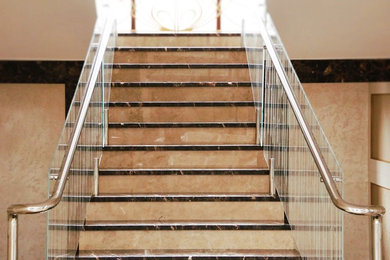 Foto de escalera recta con escalones de mármol y contrahuellas de mármol