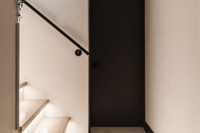 Diseño de escalera en U contemporánea de tamaño medio con escalones de madera, contrahuellas de madera y barandilla de metal