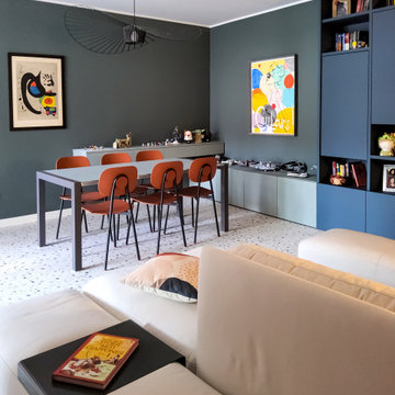 Oasi colorata: soggiorno e cucina tra Blu, Verde e Arancio