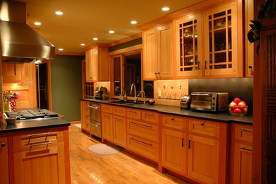 Kitchen - traditional kitchen idea in Seattle