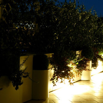 Terrazzo con fioriere in acciaio inox e pannelli per grigliati