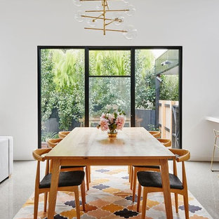 ジーロングのコンテンポラリースタイルのLDKの画像 (白い壁、コンクリートの床、グレーの床)