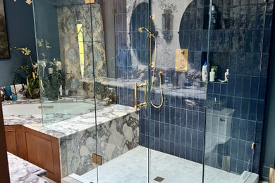 Example of a transitional bathroom design in Toronto