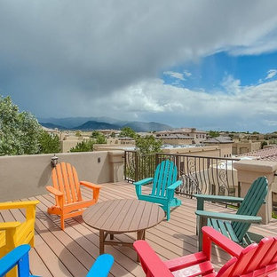 アルバカーキの中サイズのサンタフェスタイルのおしゃれな屋上のデッキ (日よけなし) の写真