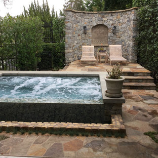 Großer, Halbschattiger Eklektischer Garten hinter dem Haus mit Wasserspiel und Natursteinplatten in Los Angeles