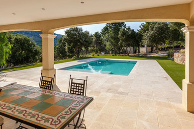 Idée de décoration pour une piscine méditerranéenne.