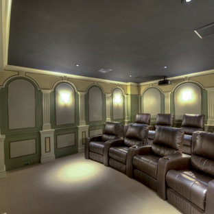 Idées déco pour une salle de cinéma classique de taille moyenne et fermée avec un écran de projection et un mur multicolore.