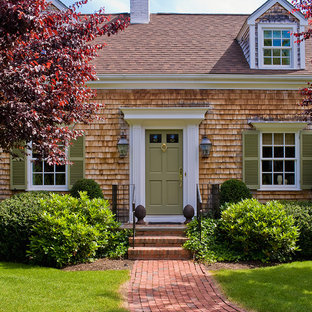 На фото: маленькая прихожая в классическом стиле с