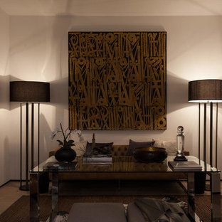 ロサンゼルスの中サイズのモダンスタイルのおしゃれな書斎 (白い壁、淡色無垢フローリング、暖炉なし、自立型机) の写真