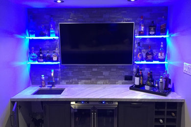 Mid-sized contemporary home bar in Toronto.
