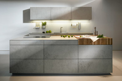 This is an example of a mid-sized modern kitchen in Essen.