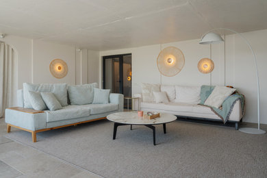 Example of a minimalist living room design in New York