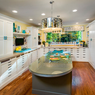 Idéer för vintage hobbyrum, med gula väggar och mellanmörkt trägolv