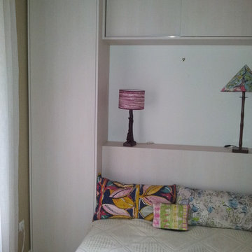 Double armoire en tête de lit