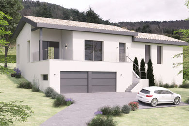 Cette photo montre une façade de maison blanche tendance à un étage avec un toit à deux pans et un toit en tuile.